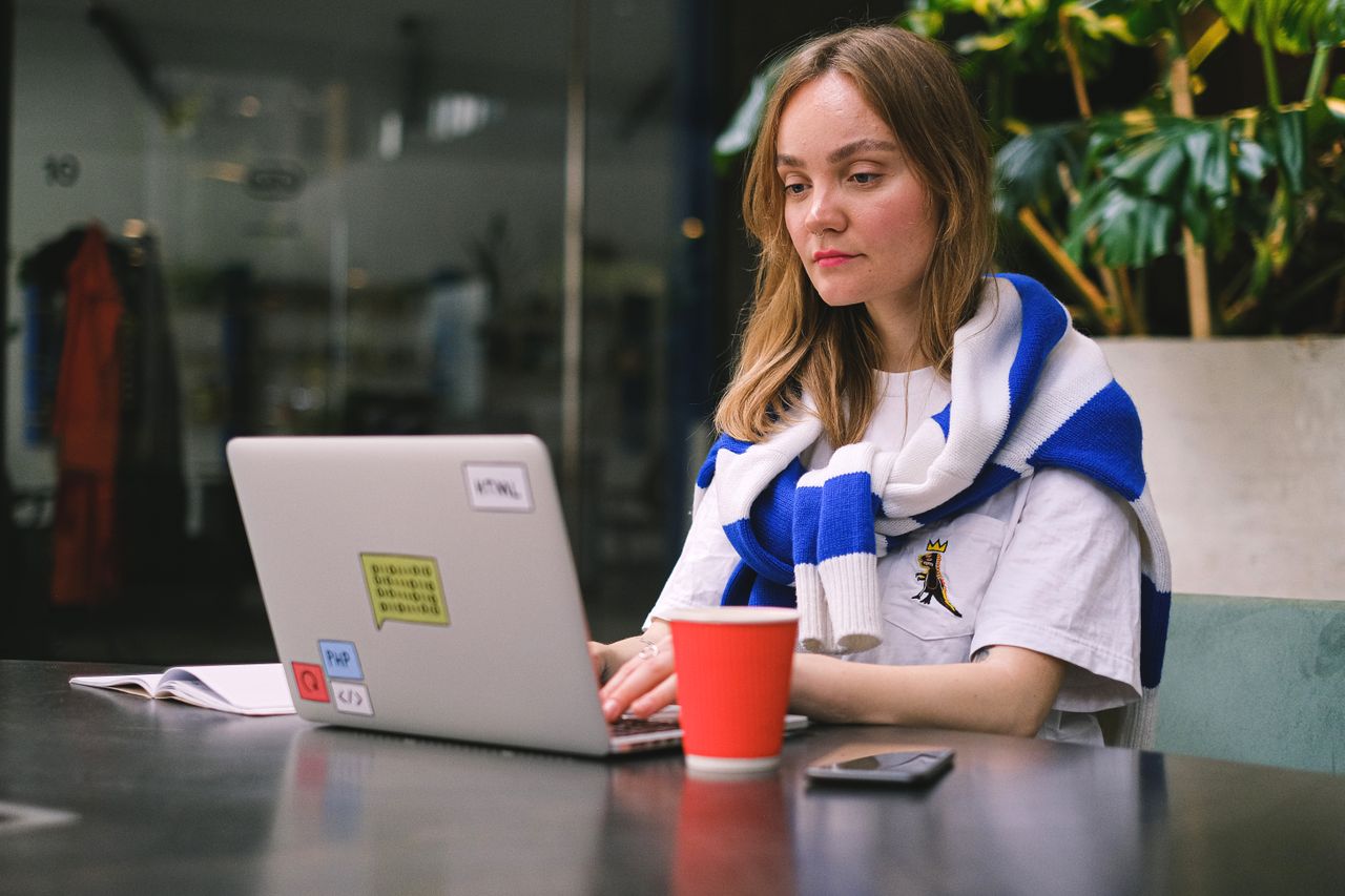 Freelance web developer working in a cafe to make real money online