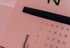 Paper calendars with weekly dates on a desk, planning around legit online jobs that pay weekly