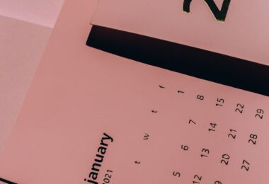 Paper calendars with weekly dates on a desk, planning around legit online jobs that pay weekly