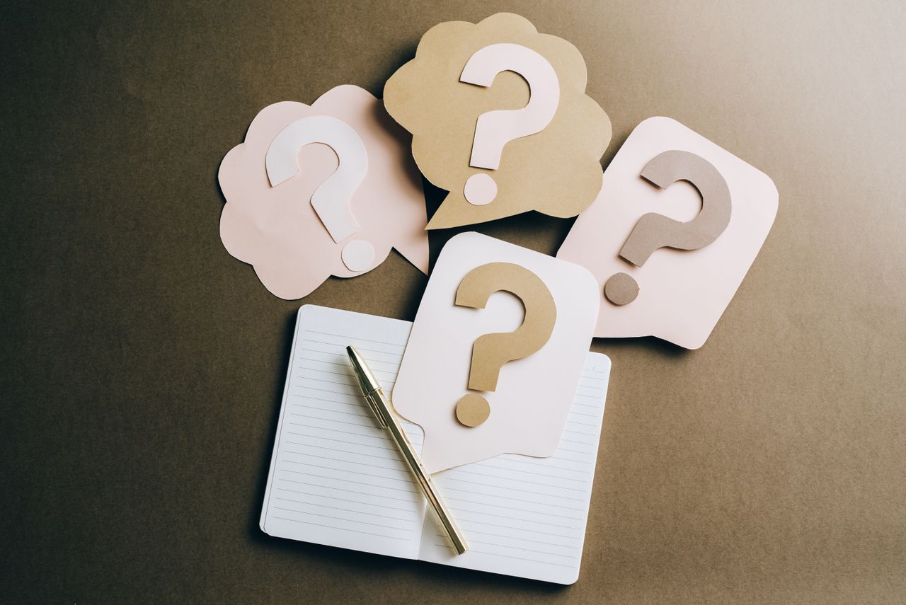 Question marks on craft paper, representing common Quora questions about how to make money online
