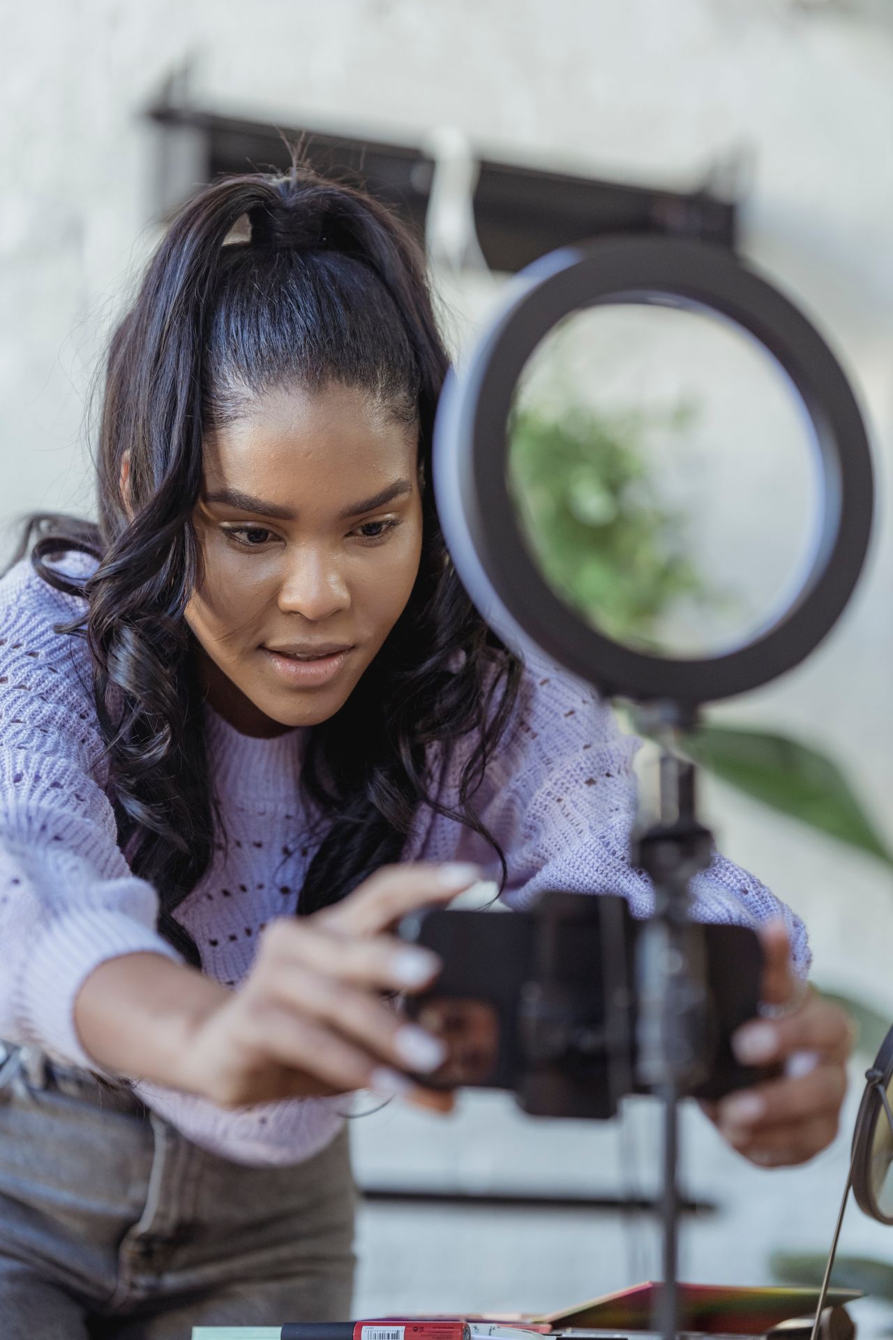 Creator recording a video with a smartphone and ring light, the kind of content the most followed personalities on Instagram post