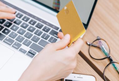 Woman paying by card on a laptop at an online checkout, the step SamCart is built to optimize